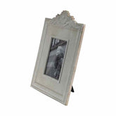 Vintage stílusú, virág díszes, krém színű fa asztali fényképtartó